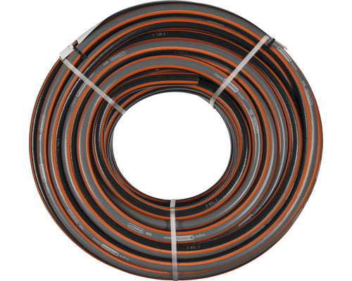 Gerollter Gartenschlauch zur Gartenbewässerung