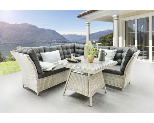 Ensemble de meubles de jardin avec canapé d'angle, table avec plateau en verre et coussins sur terrasse avec vue sur le lac