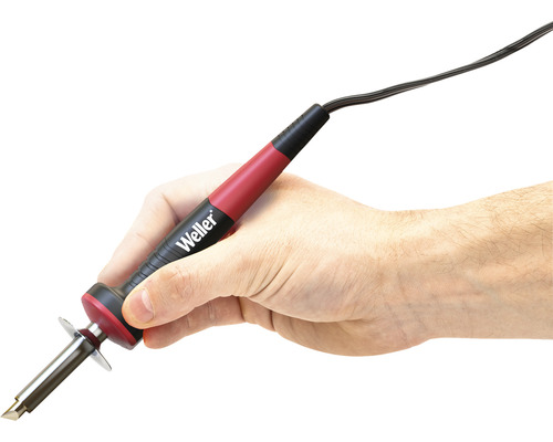 Main tenant un fer à souder de la marque Weller