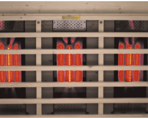 Nahaufnahme eines Regals mit Holzleisten und perforierten Metallplatten