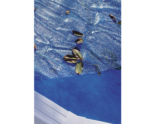 Abdeckung eines Pools mit Blättern