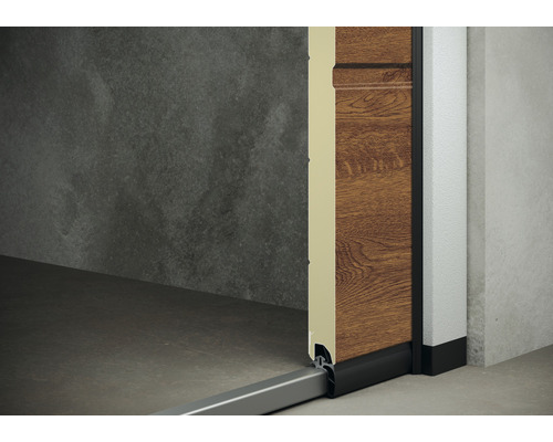 Vue détaillée d''un rail de sol de porte de garage en métal et d''un vantail de porte en bois