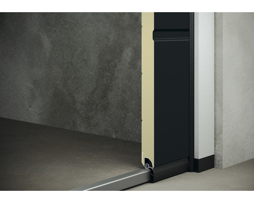 Vue détaillée d''une connexion de porte de garage avec isolation et rail de sol