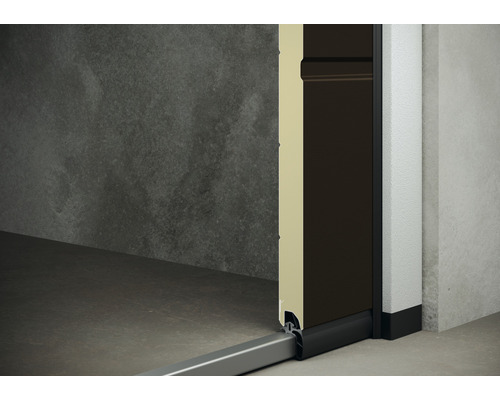 Vue détaillée d''une porte de garage avec profilé de sol et joint