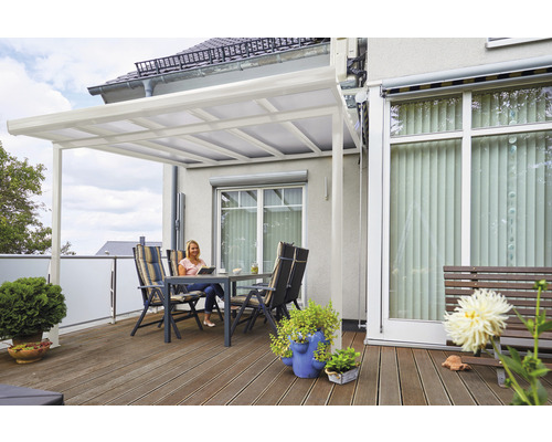 Terrasse couverte avec coin salon et femme lisant