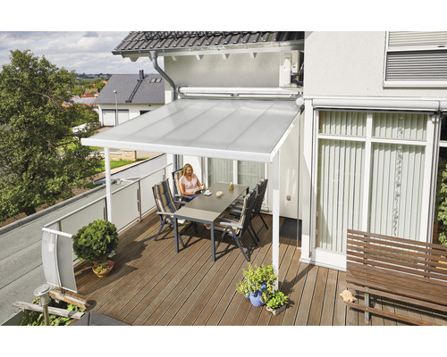 Terrasse avec toit de terrasse, table et chaises