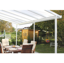 Terrasse mit Terrassenüberdachung und Gartenmöbeln im Garten