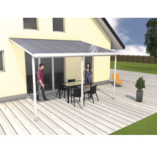 Terrassenüberdachung mit Terrassenmöbeln und Personen