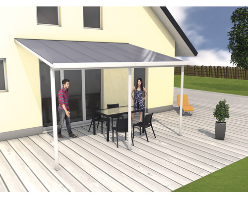 Terrasse couverte avec mobilier de terrasse et personnes