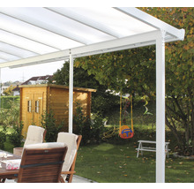 Terrassenüberdachung im Garten mit Gartenhaus, Schaukel und Sitzgelegenheit
