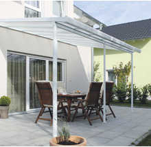 Terrasse mit Terrassenüberdachung, Tisch und Stühlen