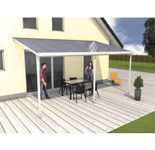 Terrassenüberdachung mit Tisch und Stühlen auf einer Holzterrasse