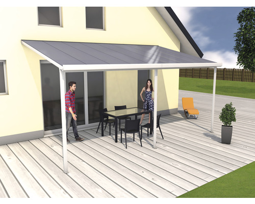 Terrassenüberdachung mit Tisch und Stühlen auf einer Holzterrasse