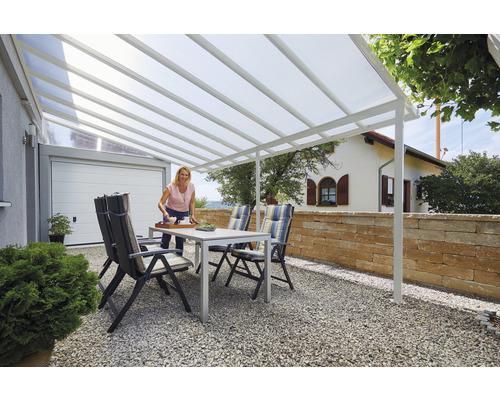 Terrassenüberdachung mit Tisch, Stühlen und Frau im Garten
