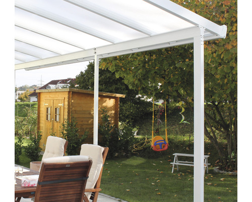 Terrassenüberdachung aus Aluminium mit transparentem Dach im Garten mit Gartenhaus und Schaukel