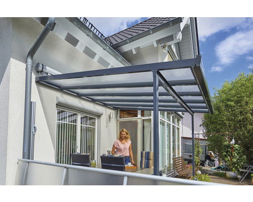 Toit de terrasse avec femme sur une terrasse