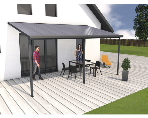 Terrassenüberdachung mit Tisch und Stühlen auf einer Holzterrasse