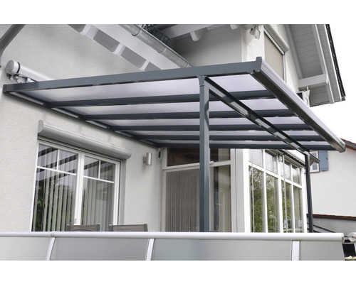 Terrassenüberdachung aus Aluminium und Polycarbonat an einem Haus