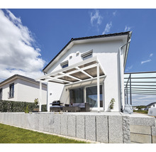Haus mit Terrassenüberdachung und Sitzgelegenheit