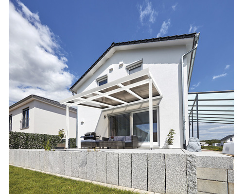 Maison avec terrasse couverte et sièges