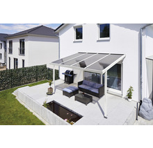 Terrasse mit Terrassenüberdachung, Grill und Sitzgruppe im Garten