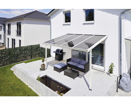 Terrasse avec toit de terrasse, barbecue et coin salon dans le jardin