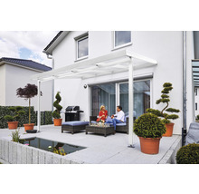 Terrasse mit Terrassenüberdachung, Gartenmöbeln und Gartenteich