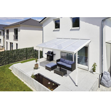 Terrasse mit Terrassenüberdachung, Grill, Sitzgruppe und Gartenteich