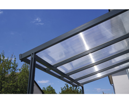 Terrassenüberdachung mit lichtdurchlässigem Dach und Metallrahmen