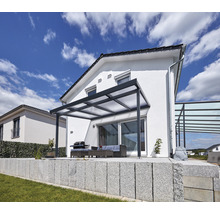 Terrasse mit Terrassenüberdachung am Wohnhaus unter blauem Himmel