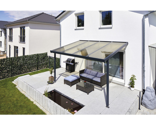 Terrasse mit Terrassenüberdachung, Grill, Sitzgruppe und Teichanlage im Garten