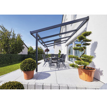 Terrasse mit Terrassenüberdachung, Tisch und Stühlen sowie dekorativen Pflanzen