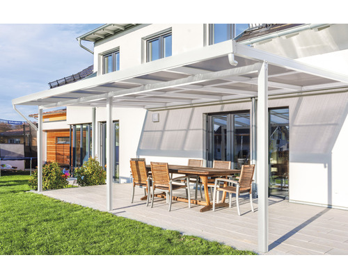 Terrassenüberdachung mit Tisch und Stühlen auf Terrasse
