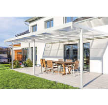 Terrassenüberdachung mit Gartenmöbeln vor einem Wohnhaus