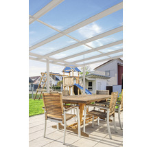 Terrasse avec toit de terrasse, table et chaises dans le jardin