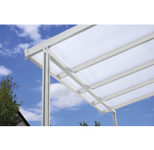 Detailansicht einer Terrassenüberdachung mit Aluminiumrahmen und Polycarbonatplatten