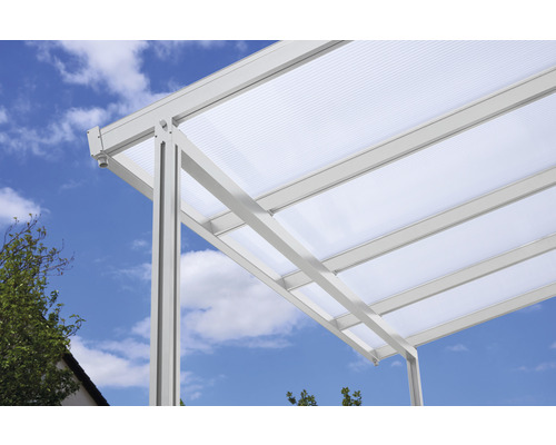 Detailansicht einer Terrassenüberdachung mit Aluminiumrahmen und Polycarbonatplatten