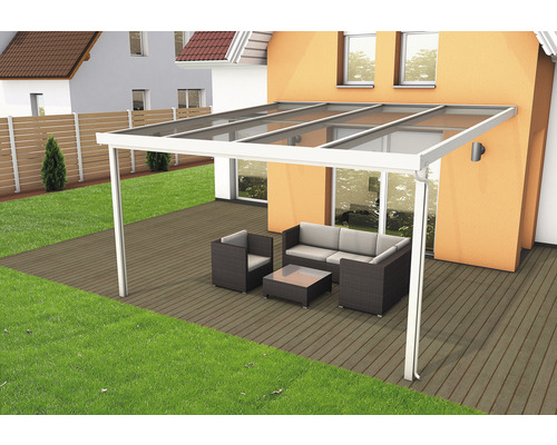 Terrassenüberdachung mit Gartenmöbeln auf einer Holzterrasse.