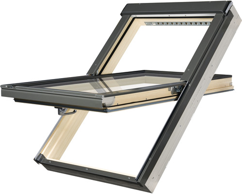 Geöffnetes Dachfenster mit Holzrahmen