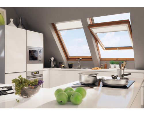 Helle Küche mit Dachfenstern und modernen Küchengeräten.
