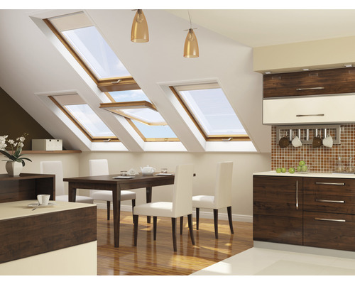 Helle Küche mit Dachfenstern, Esstisch und Küchenzeile