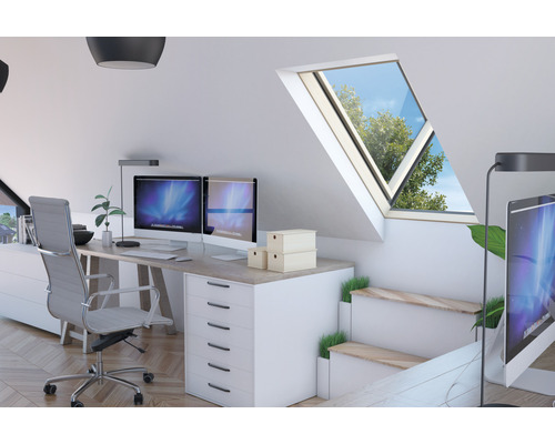 Helles Arbeitszimmer mit Schreibtisch, Bürostuhl, Dachfenster und Computern