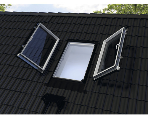 Drei Dachfenster auf einem dunklen Ziegeldach.
