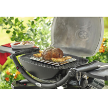 Weber Gasgrill mit Braten und Kartoffeln auf dem Grillrost