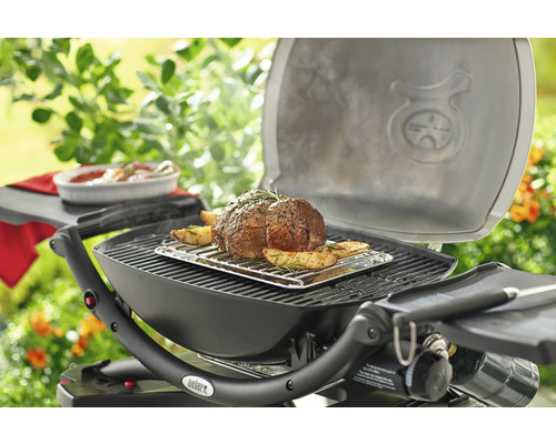 Weber Gasgrill mit Braten und Kartoffeln auf dem Grillrost