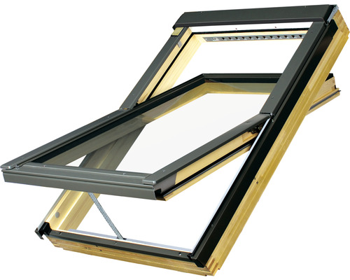 Geöffnetes Dachfenster aus Holz und Glas