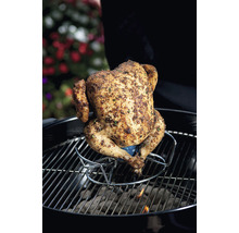 Poulet grillé sur un support à poulet sur un barbecue au charbon de bois