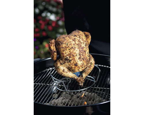 Gegrilltes Hähnchen auf einem Grillhähnchenhalter auf einem Holzkohlegrill
