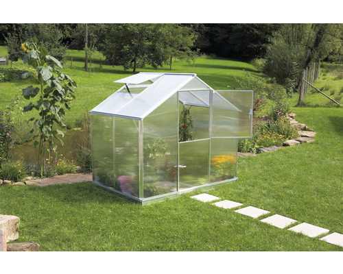 Gewächshaus gutta F2 Polycarbonat 6 mm 227 x 154 cm silber Gewächshaus mit geöffneter Tür und Dachfenstern im Garten
