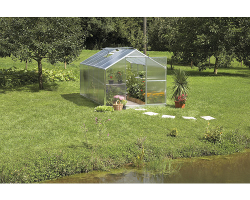 Gewächshaus gutta F5 Polycarbonat 6 mm 227 x 374 cm silber Gewächshaus im Garten mit Pflanzen